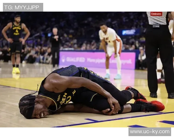 库里目睹队友接连遭遇十字韧带重伤赛季报销心痛不已